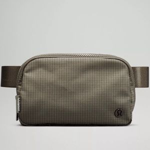 NWT Lululemon Everywhere Belt Bag in Carob Brown/Black